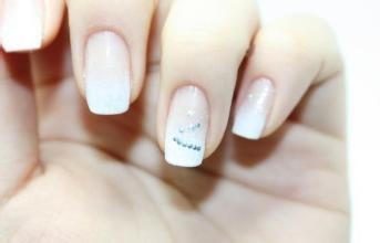 自学美甲教程哪种好、教你画小鹿型美甲小教程