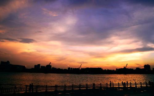 蜻蜓飞过来告诉我清早飞行的快乐这句话把什么当做什么