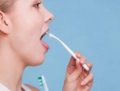 怎么样刷牙才能除口臭？