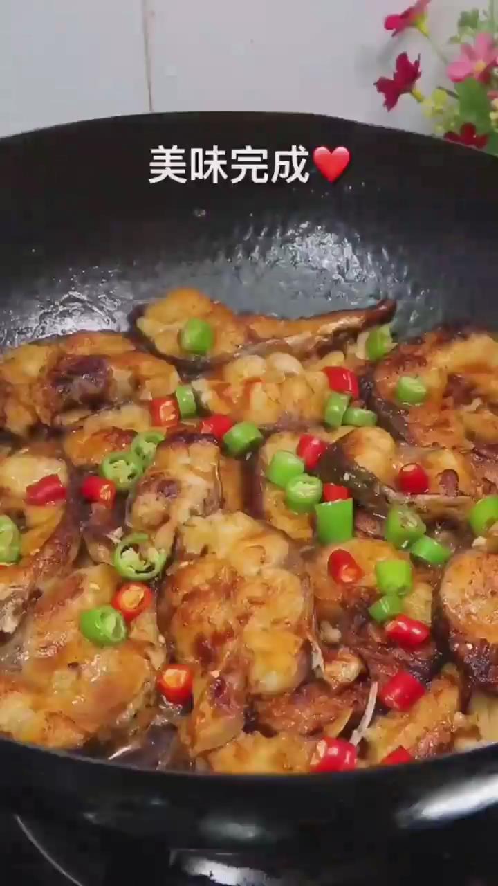 怎样做葱香草鱼？