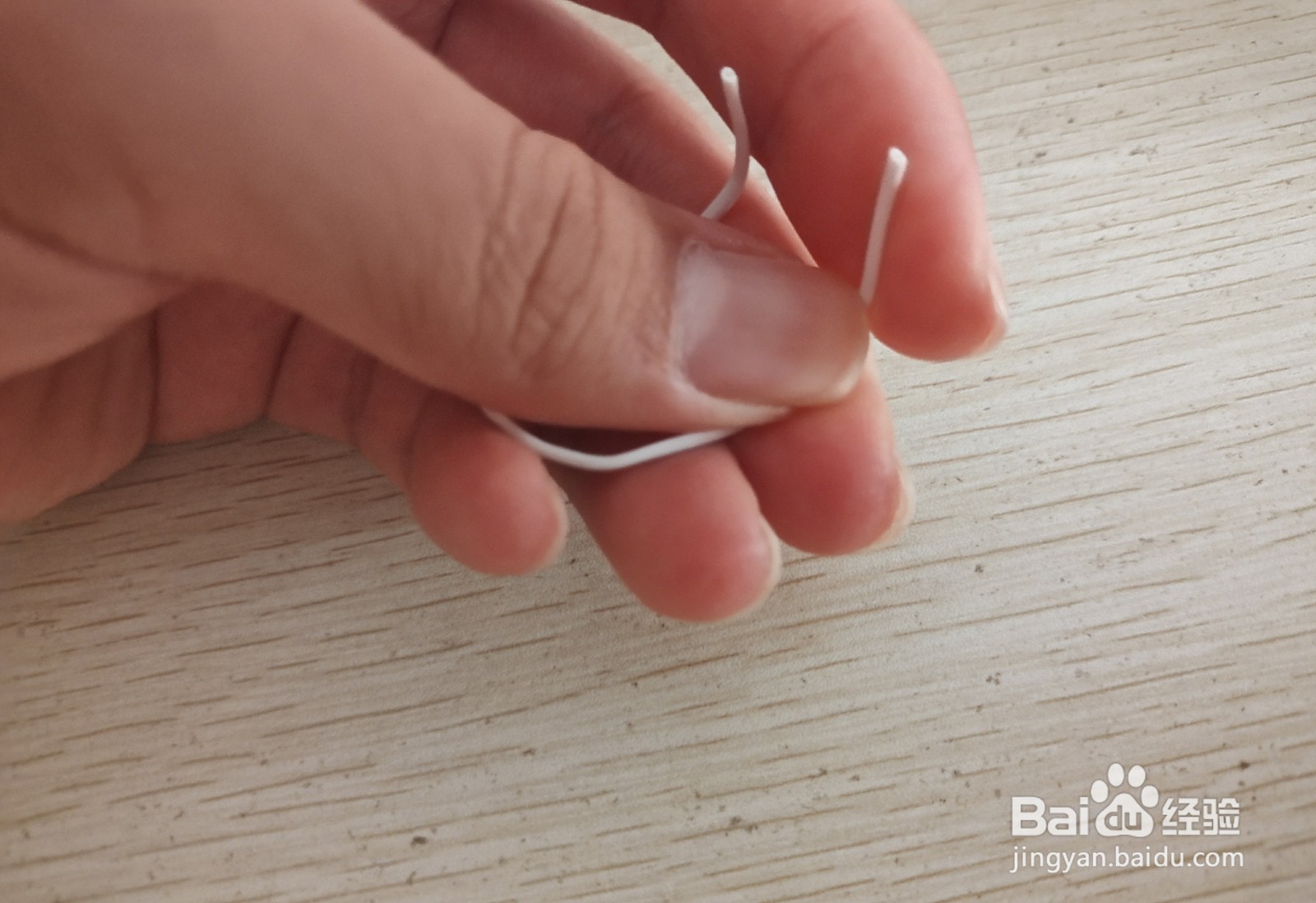 如何用一个数据线绑绳做个简易的手机的支架