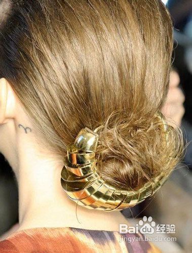 漂亮的发饰可以为你的发型添彩加分
