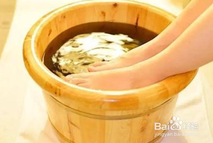 冬天入睡的时候脚部容易冷，简单的保暖方法