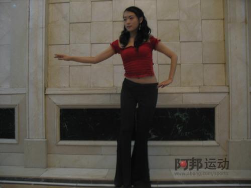 怎样学会肚皮舞上下胯鸭行步
