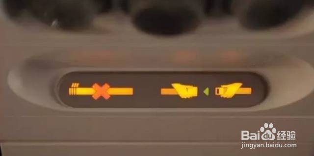 大妈飞机桌板上晒脚，如何文明乘坐飞机？