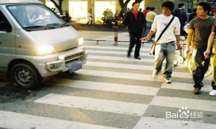 行人如何礼让斑马线