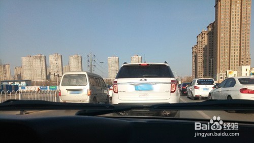 驾驶新手，遇前方红灯如何减速踩刹车？