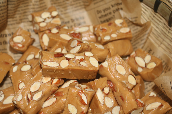 来一颗杏仁太妃糖