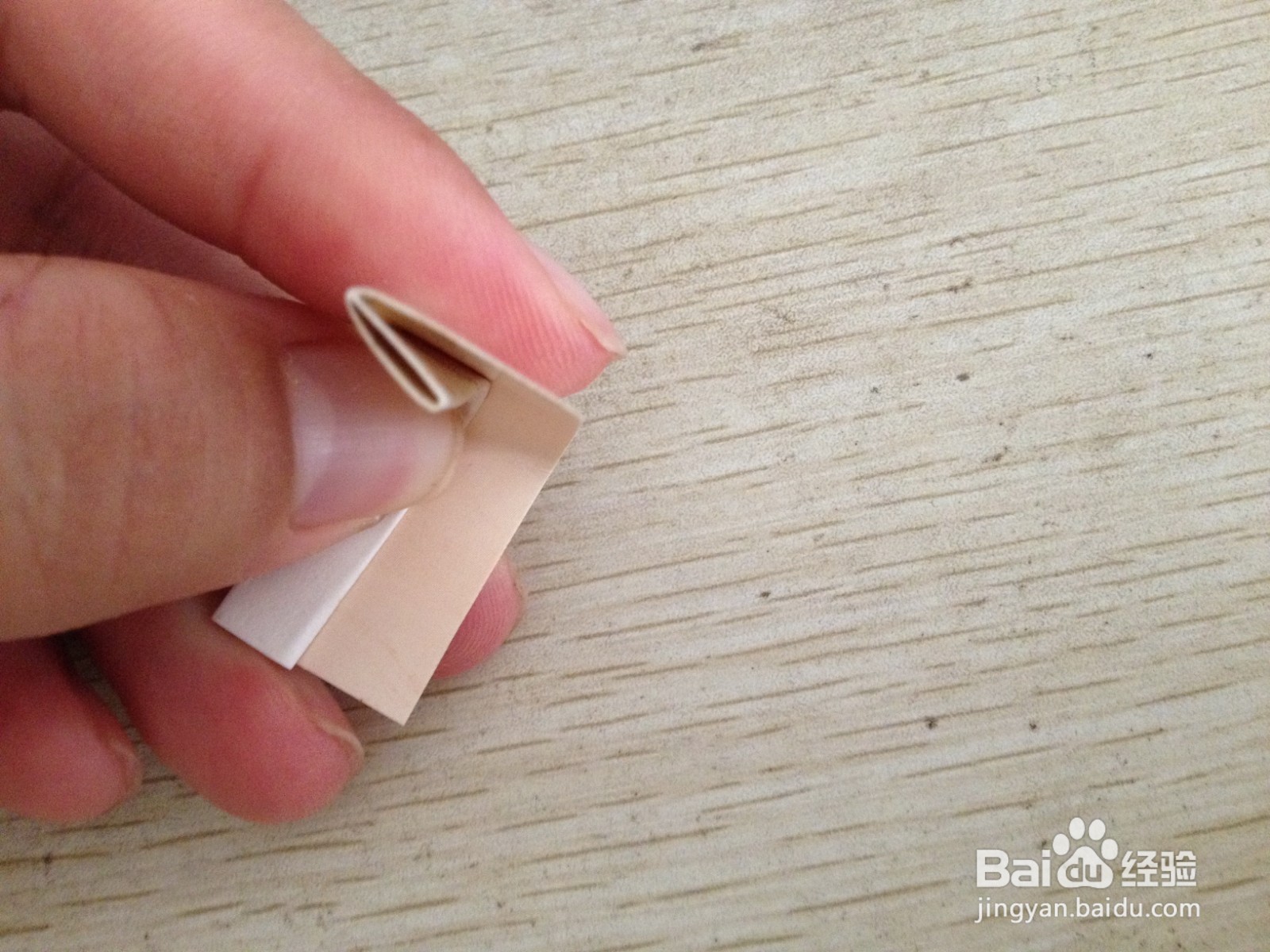 如何用一个长方形硬卡纸做两支中性笔的简易支架