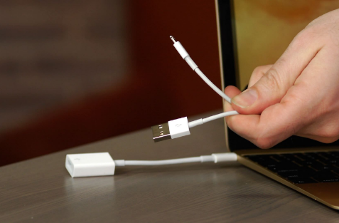 我的 iphone5 玩到没电自动关机了，开不了机，插上数据线也开不了机，充了4个小时也开