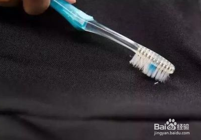 白鸭绒羽绒服洗了成坨怎么办