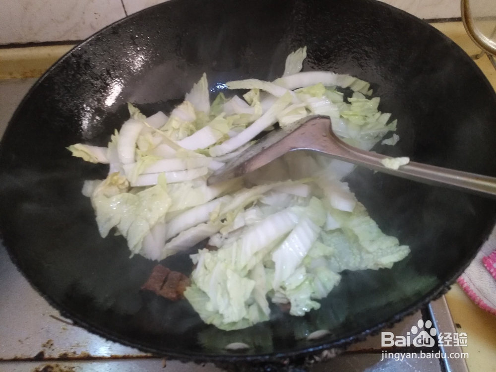 家常白菜炒年糕的做法