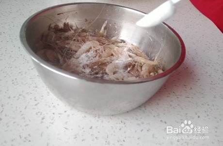 怎么样做一道香辣的香炸小河虾？