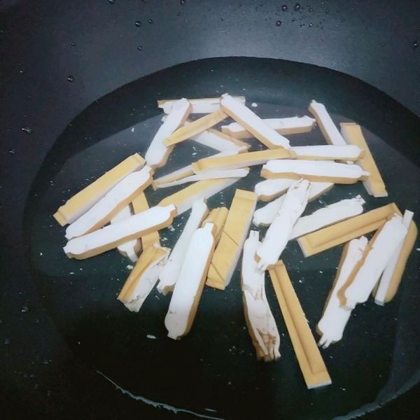 色泽鲜艳韭香豆芽炒香干