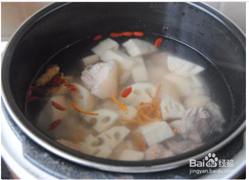 制作莲藕猪蹄汤