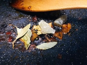 特色暖洋洋的羊蝎子煲