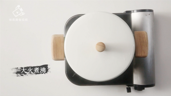 桂花红枣银耳雪梨汤