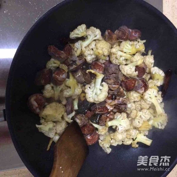 花菜烧香肠的做法