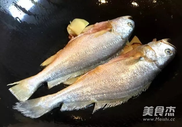 雪菜烧黄鱼的做法