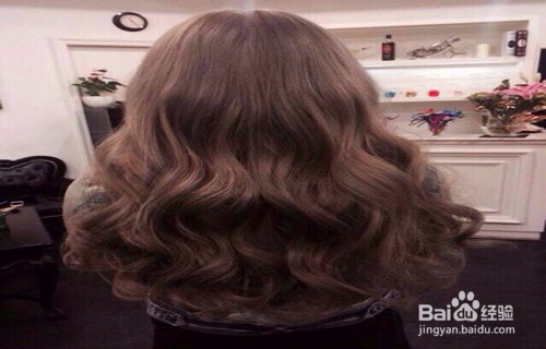 卷发睡觉时头发怎么放