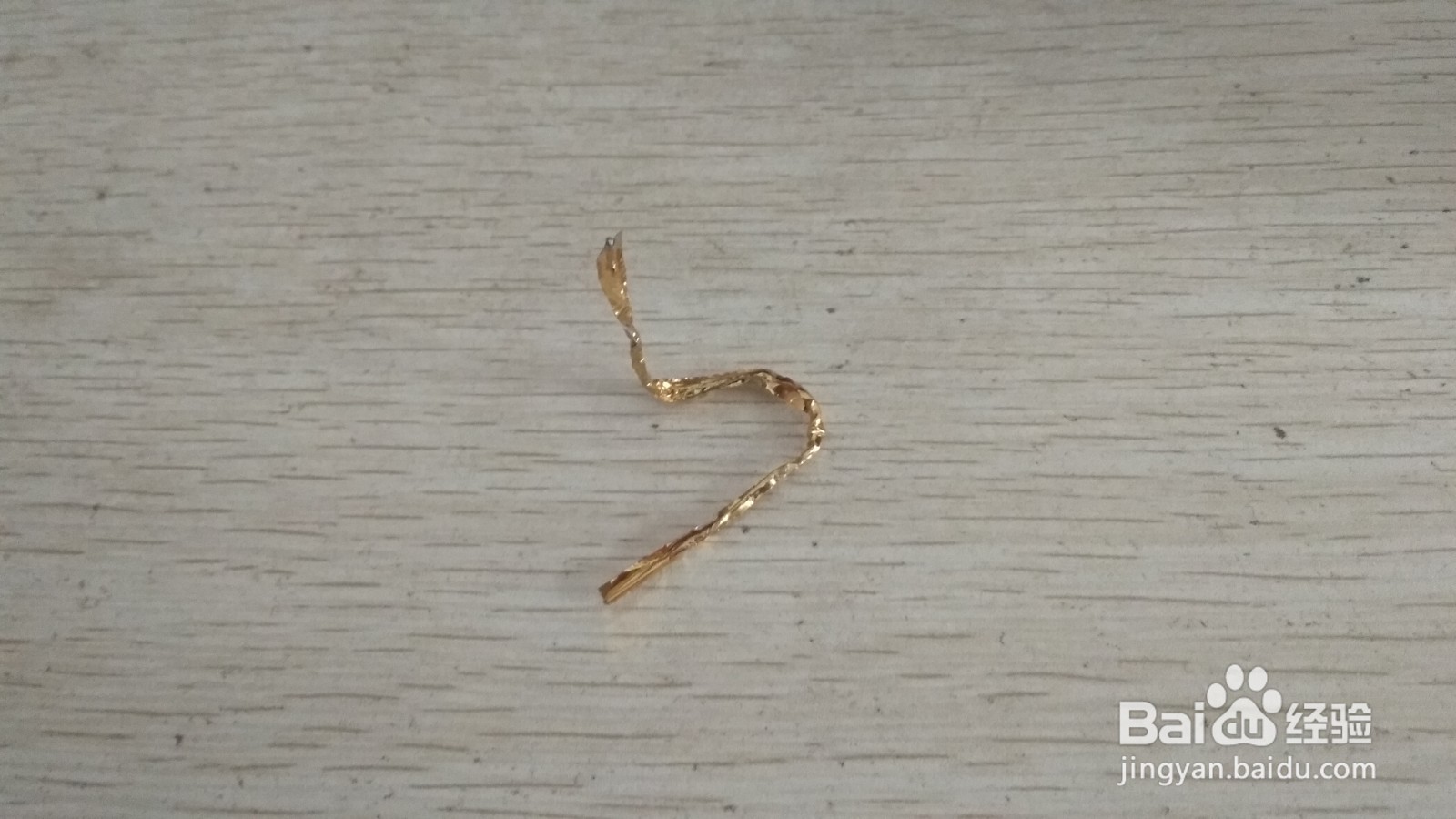 如何用一个面包袋绑绳做简易的钢笔的支架