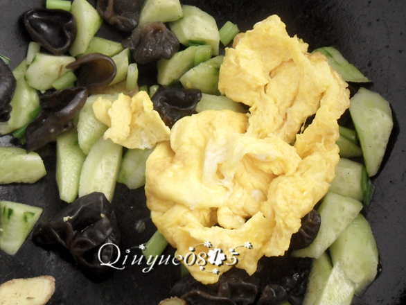 鸡蛋黄瓜炒木耳