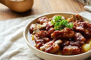 秘制香酥排骨蒸土豆