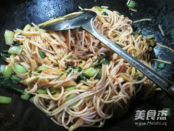 牛肉酱蔬菜炒面