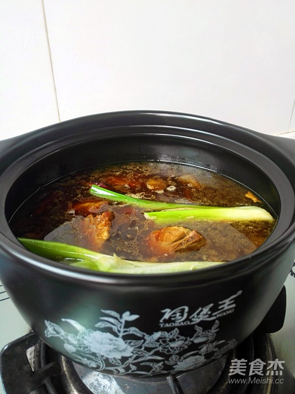 板栗排骨煲的做法