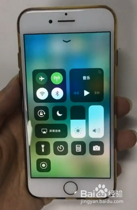 如何调节iPhone手电筒的亮度