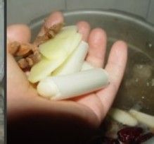 女人对付秋燥要喝一碗汤——枸杞薏米排骨汤