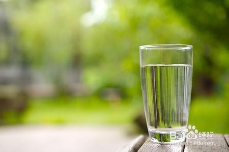 如何防止嘴唇干裂