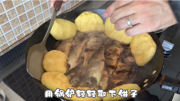 酱烧小黄鱼贴饼子