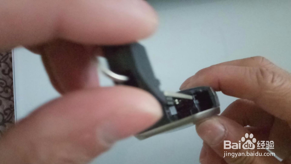 丰田汽车遥控怎么换电池