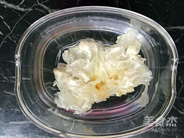 银耳红枣莲子汤