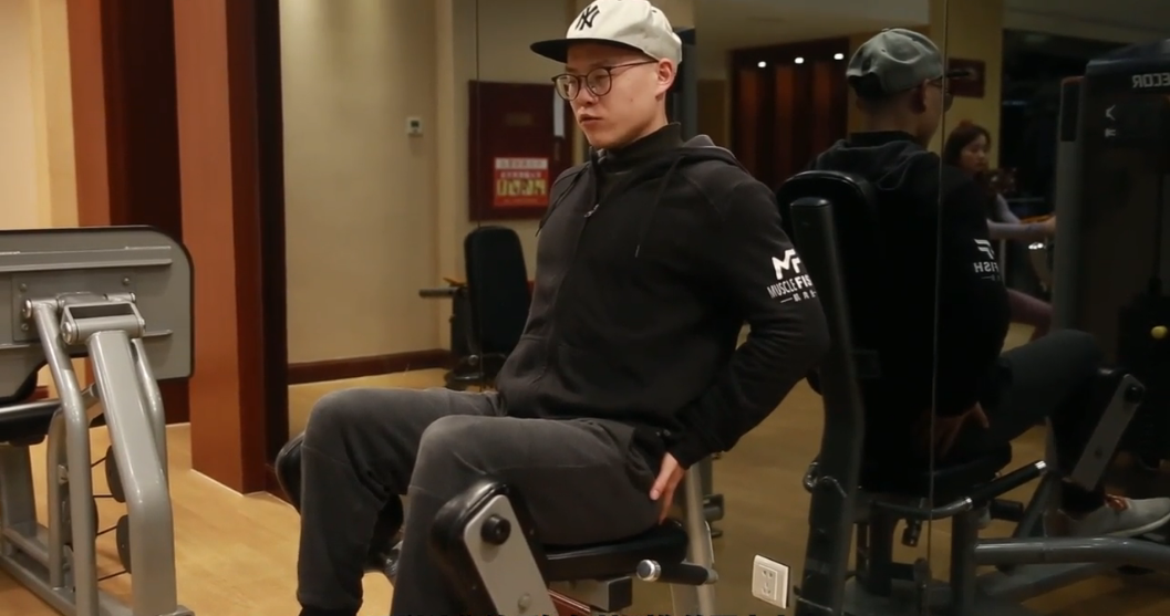 怎么正确使用坐姿髋外展器材