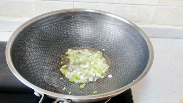 鸡蛋酱拌玉米面条