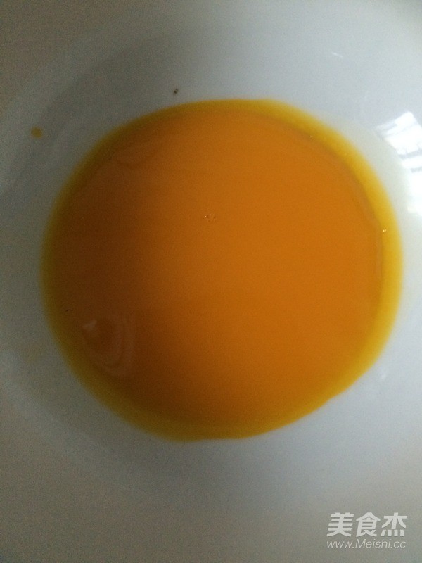 咸甜结合的莲蓉肉松蛋黄月饼