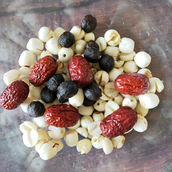 莲子桂圆红枣汤