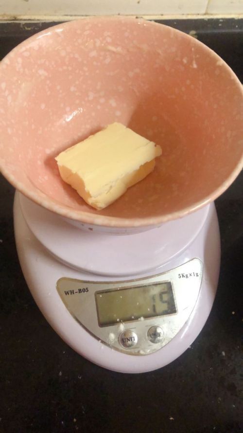 第三折叠后,将20克黄油融化后加入主面团