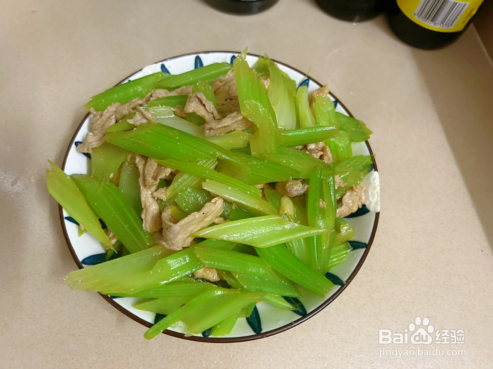 超下饭的西芹炒瘦肉的做法