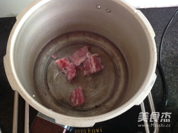 莲藕排骨汤的做法