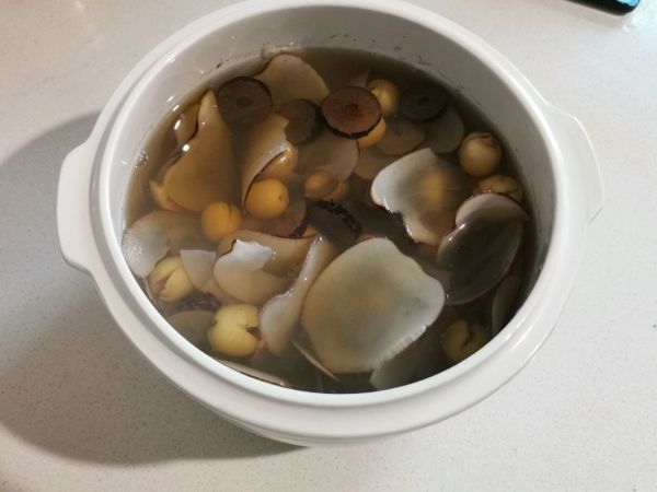 红枣莲子海底椰糖水