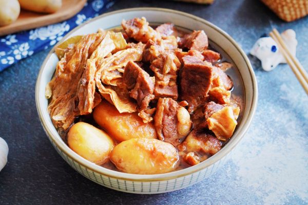 红烧土豆牛腩焖腐竹