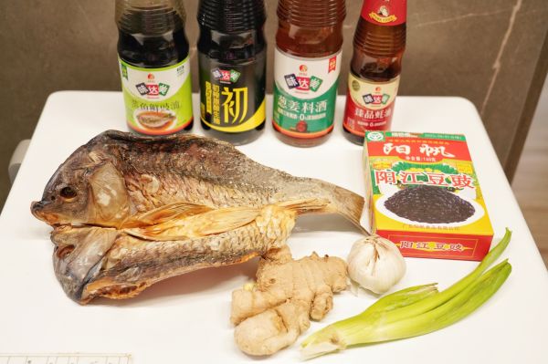 豉油焖烧鲫鱼干