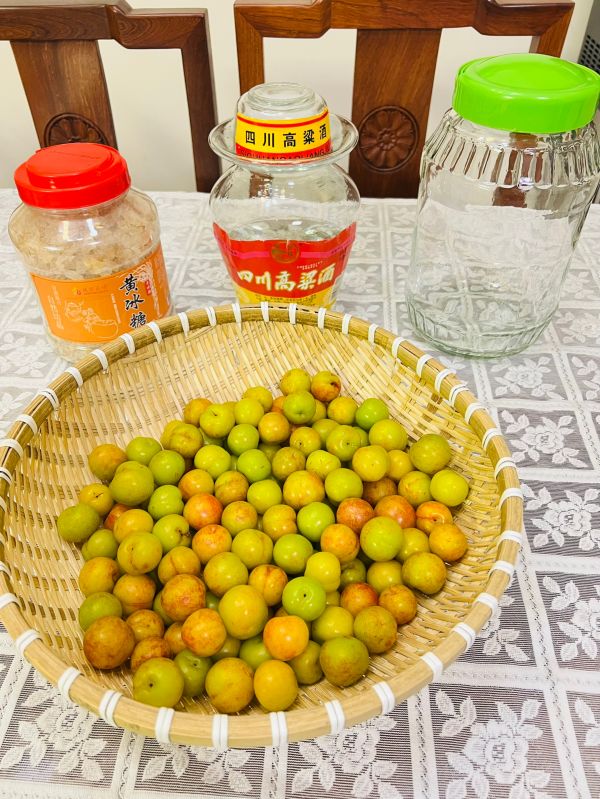 酸酸甜甜春日李子酒