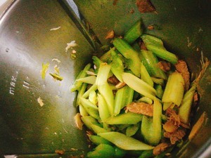食补养生肉炒芹菜的做法