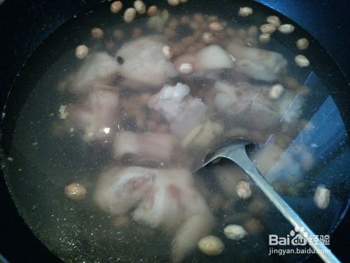 春季干燥，来一碗黑豆花生炖猪脚汤