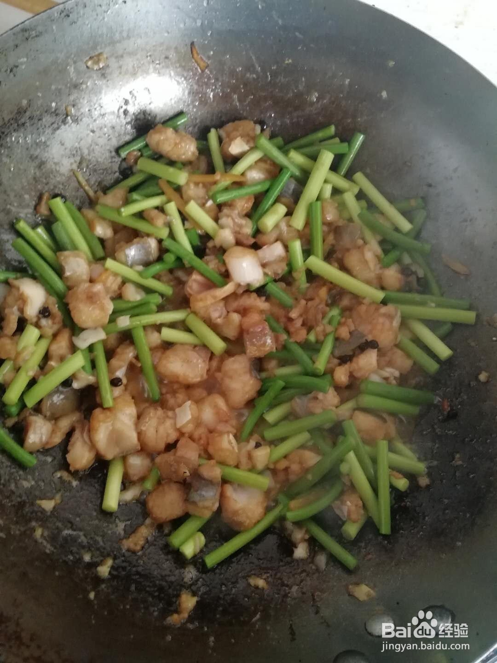 多利鱼炒蒜薹简单做法