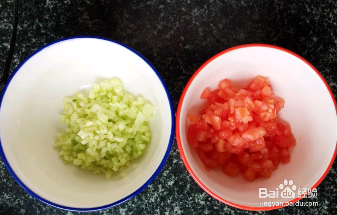 如何做出金枪鱼可颂三明治?